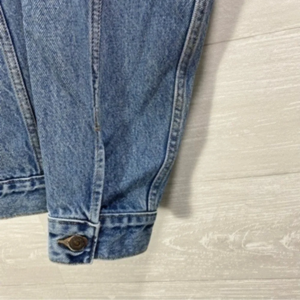 Vintage Levi’s Relaxed Fit Truckers denim Jacket Size L Color Blue
